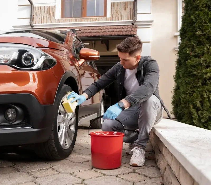 Lavage auto à domicile Lirac : professionnel intervenant sur un véhicule